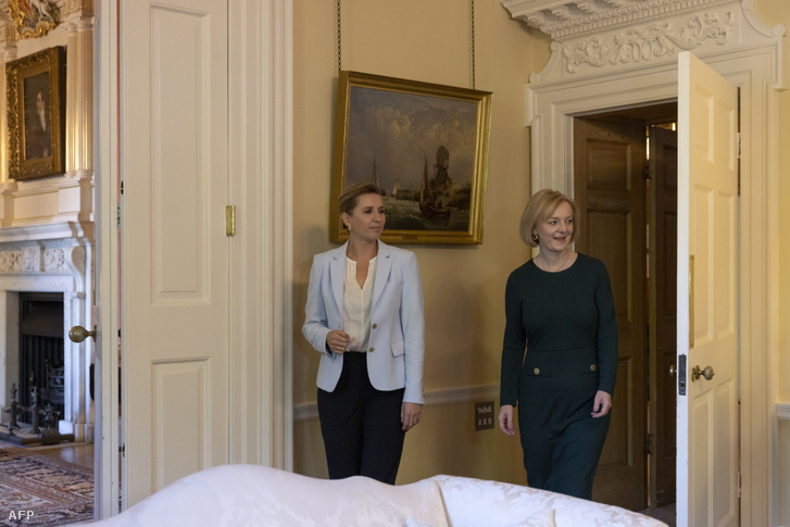 Liz Truss brit miniszterelnök (j) és Mette Frederiksen dán miniszterelnök találkozója 2022. október 1-jén Londonban