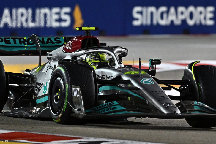 Lewis Hamilton a Szingapúri Nagydíj időmérő edzésén 2022. október 1-jén