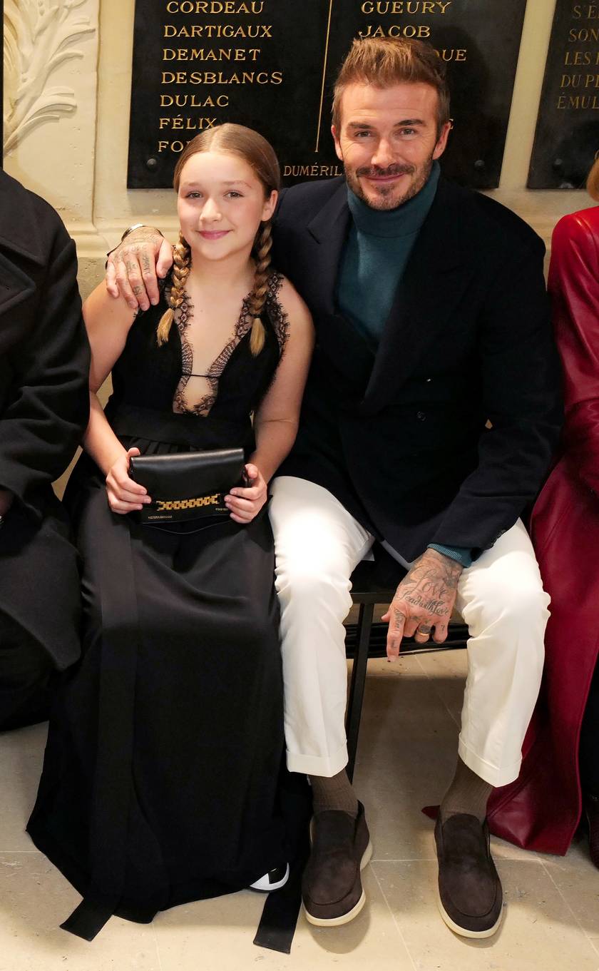 Ez a kép a párizsi divathéten készült Harperről és édesapjáról. Victoria Beckham divatbemutatóján vettek részt.