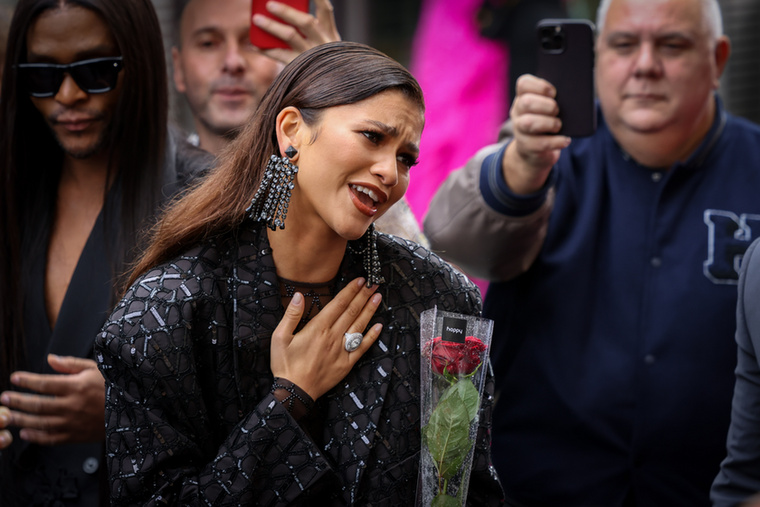 A 26 éves többszörös Emmy-díjas amerikai színésznő, Zendaya konkrétan egy szál harisnyában, és egy zakóban parádézott a párizsi divathéten