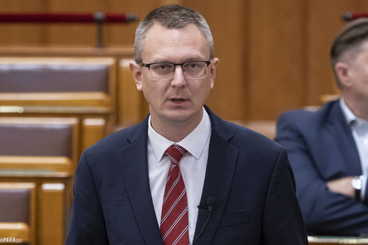 Rétvári Bence, a Belügyminisztérium parlamenti államtitkára napirend előtti felszólalásra válaszol az Országgyűlés plenáris ülésén 2022. október 3-án