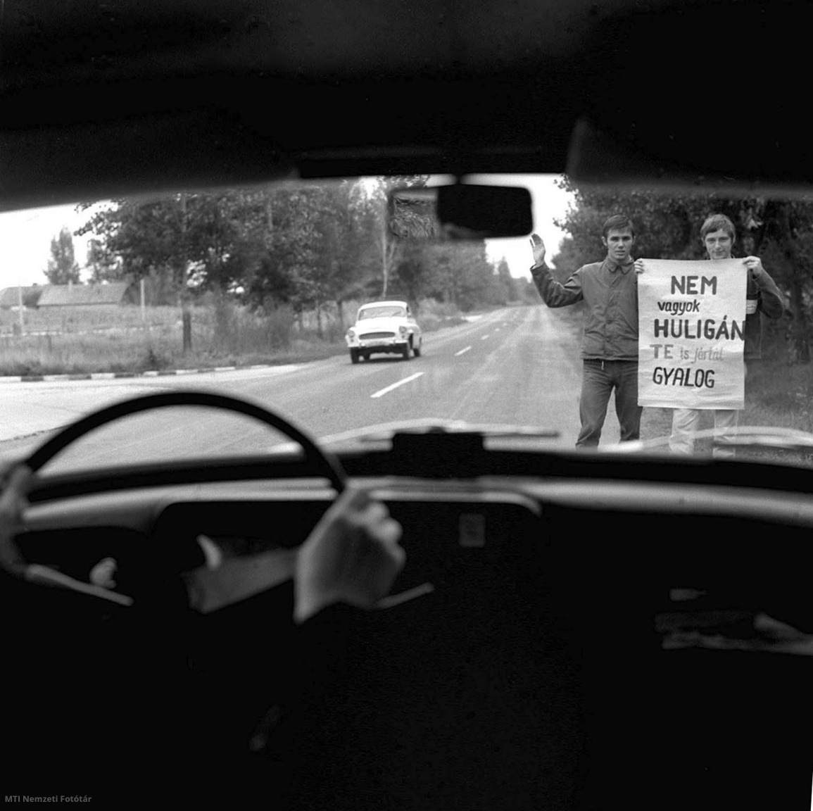 1969. szeptember 7. Autóstopposok az út mentén táblával hívják fel magukra az