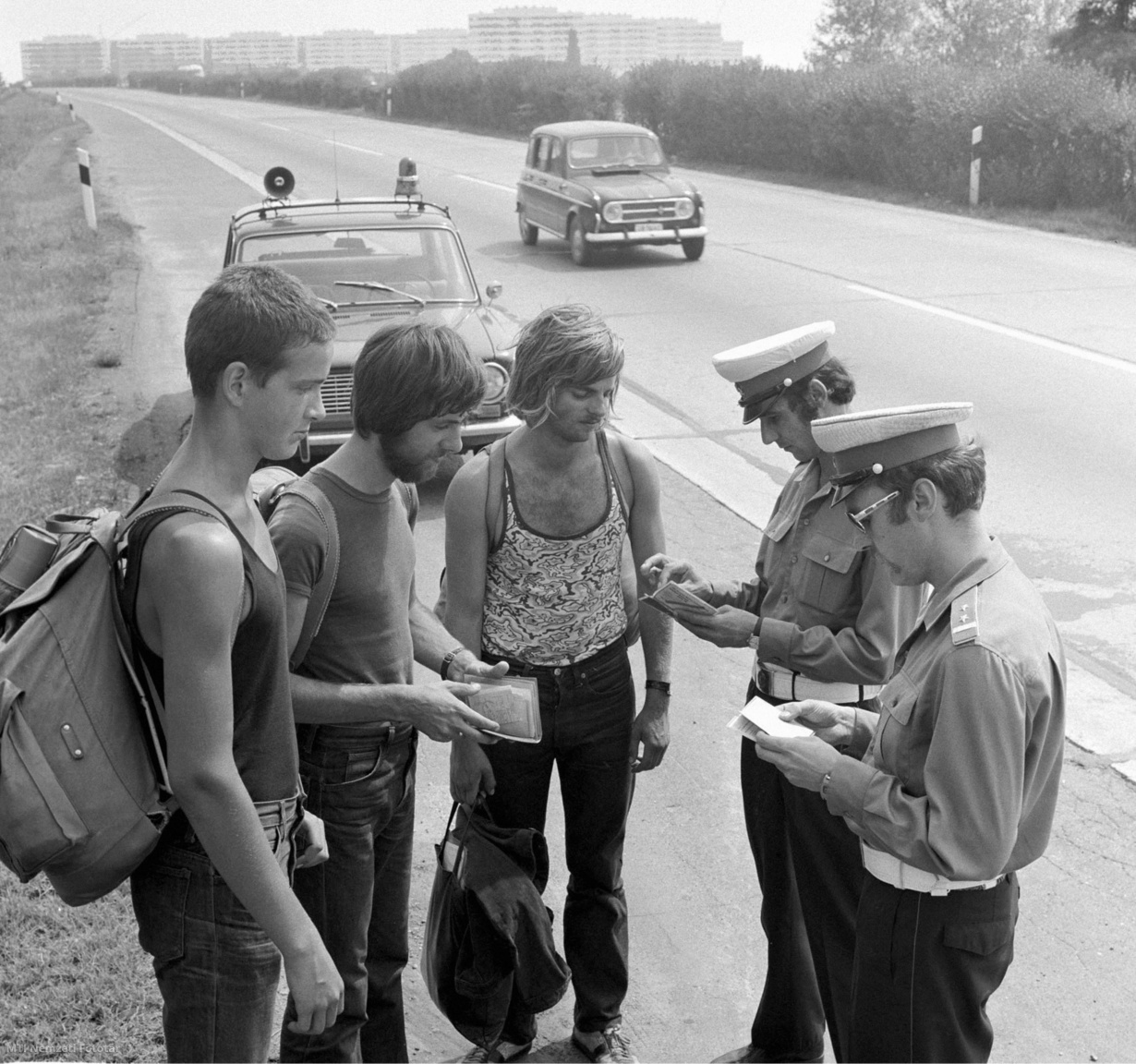 Budapest, 1976. július 26. Stopposokat igazoltatnak az útellenőrző rendőrség tagjai. A Belügyminisztérium útellenőrző rendőrséget hozott létre az M7-es autópályán és az M1-es autóúton, melynek feladatai közé tartozik a közbiztonság és a közlekedés rendjének fenntartása, a forgalom ellenőrzése és segítése, a balesetek megelőzése.