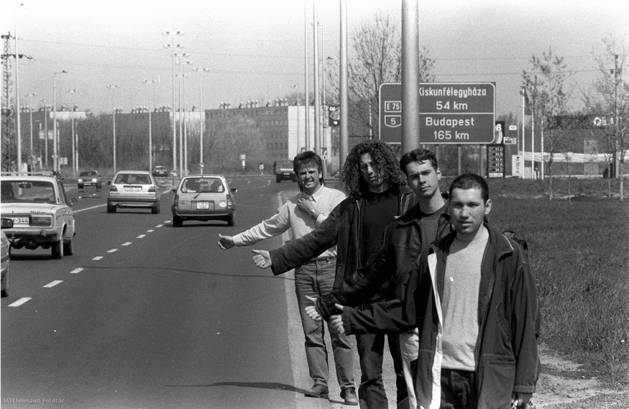 1995. április 20. Fiatalok stoppolnak a Szegeden a MÁV dolgozóinak sztrájkja miatt.