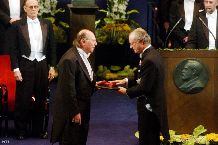 Kertész Imre átvette az irodalmi Nobel-díjat XVI. Károly Gusztáv svéd királytól a stockholmi hangversenyteremben 2002. december 10-én
