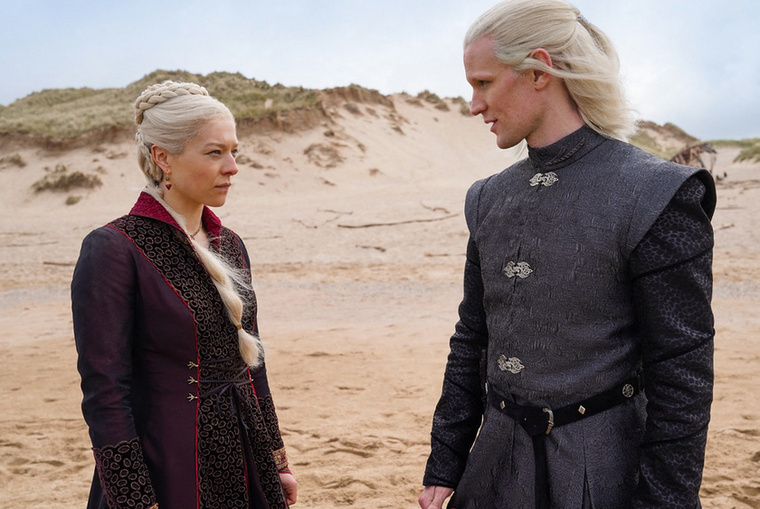 A 30 éves színésznő, Emma D'Arcy, a Sárkányok háza Rhaenyra Targaryen karaktere a hétköznapokban teljesen másképp néz ki, mint a sorozatban