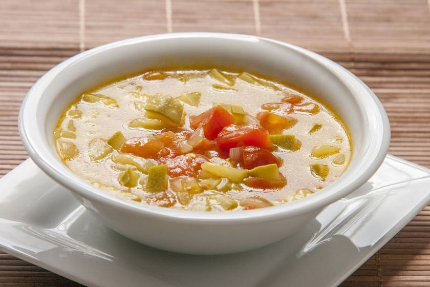A téli minestrone leves a benne lévő zöldségek miatt tele van rostokkal, esszenciális zsírsavakkal. Hosszan eltelít, ideális vacsora gyanánt, és nagyon könnyű elkészíteni.