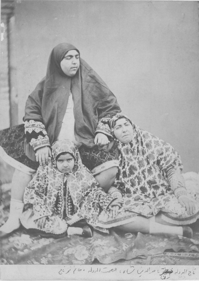 Három generáció a sah lencséje előtt: Eszmat édesanyja és lánya társaságában