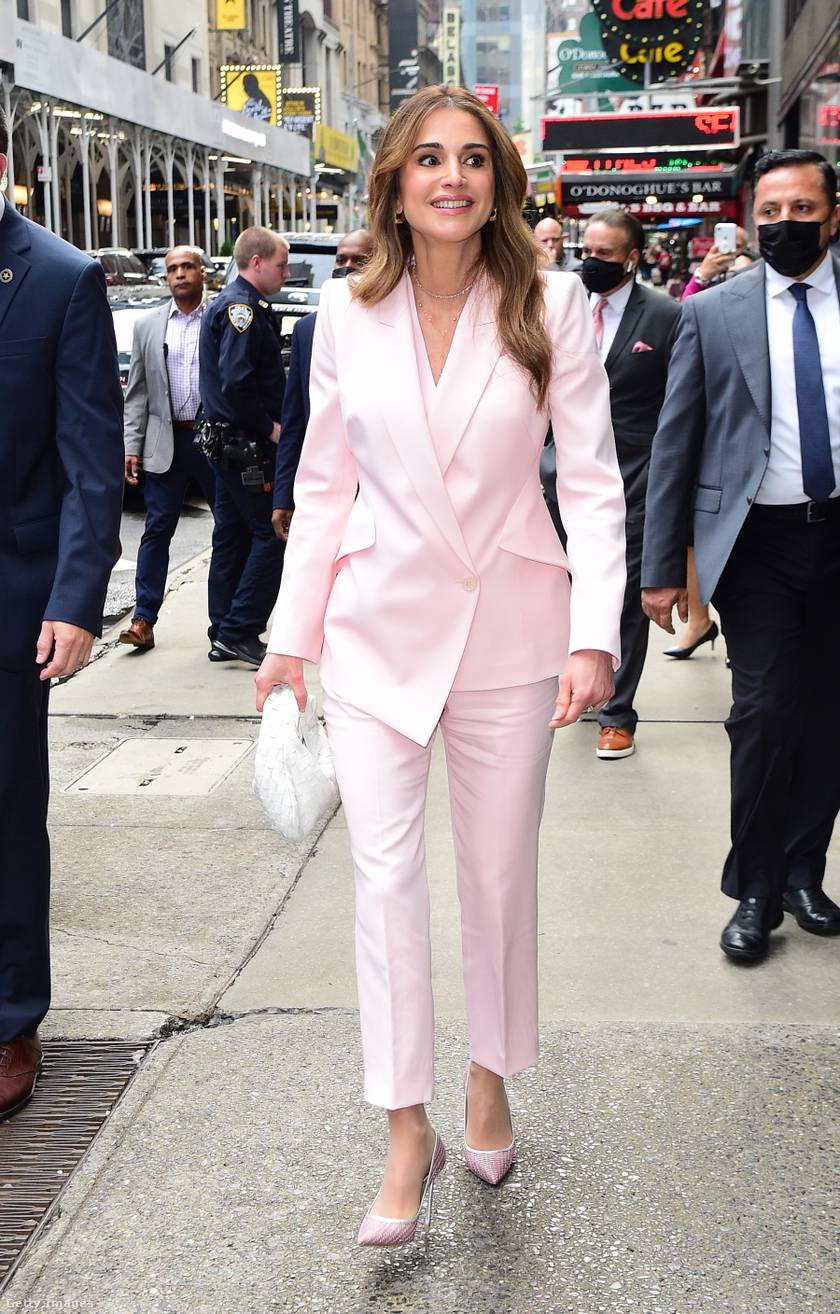 Ránija, Jordánia királynője kétségtelenül az egyik legszebb élő uralkodónő. A fotó 2022 szeptemberében, New York-ban készült a bájos előkelőségről. Hihetetlenül elegáns, mégis modern szabású pasztell rózsaszín blézert és nadrágot viselt, melyhez púder rózsaszín Dior tűsarkút választott.