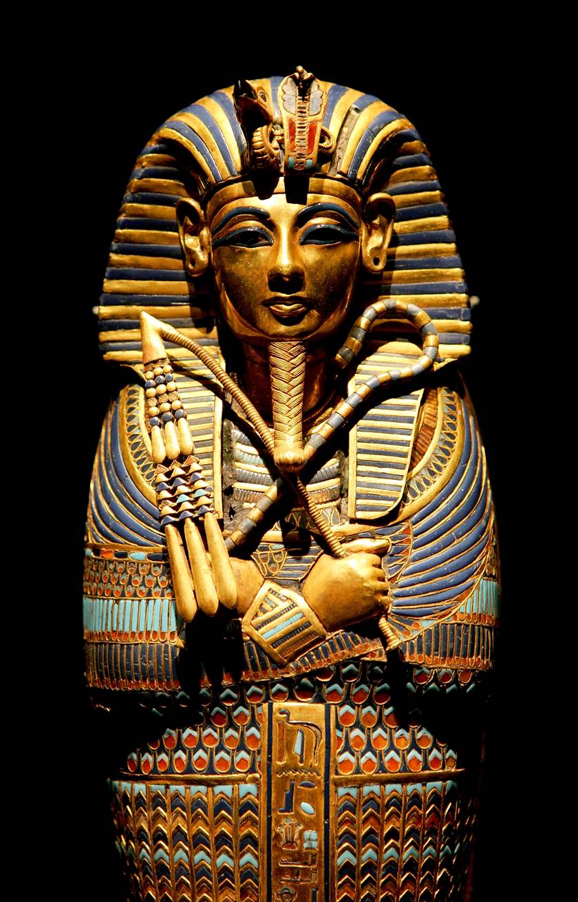 Tutanhamon, az ókori Egyiptom XVIII. dinasztiájának egyik utolsó fáraója a DNS-vizsgálatok alapján vérfertőzésből született: apja Ehnaton fáraó volt, anyja pedig Ehnaton testvére. Később ő maga is saját lánytestvérét, Anheszenamont vette feleségül, két gyermekük született.