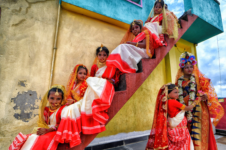 Fiatal indiai lányok mielőtt részt vesznek a Durga Puja rituálén.