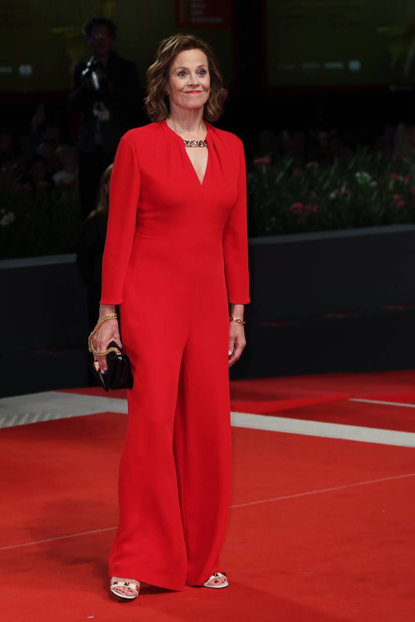 Vadító tűzpiros, az alakját kiemelő, testhez simuló overálban tündökölt a színésznő a 2022. évi 79. Velencei Nemzetközi Filmfesztivál vörös szőnyegén.