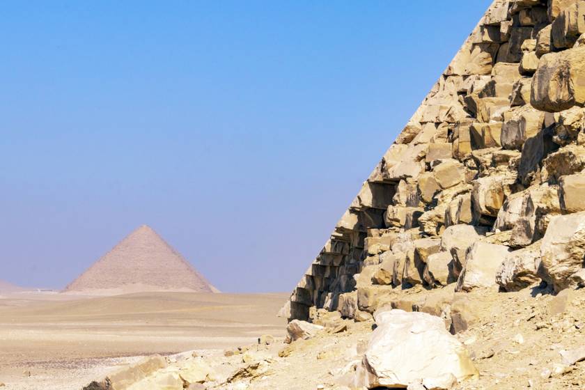 1. tévhit: a piramisokat rabszolgák építették - A valóság az, hogy fizetett építőmunkások és építészek készítették őket, akik bőséges ellátást is kaptak. A félreértés Hérodotosz egy szövegén alapszik, aki azt írta, százezer embert dolgoztatnak Egyiptomban. Ők azonban útépítők voltak.