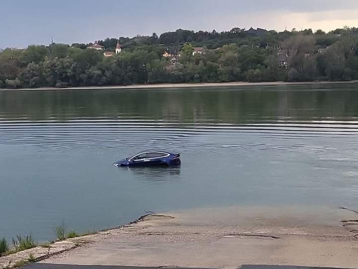 Tesla Model X a vízben