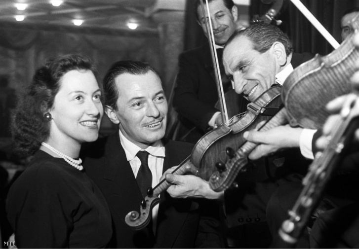 Cigányzenészek zenélnek Jávor Pál színművésznek és feleségének: Landesmann Olgának a Vorosilov a Szövetséges Ellenőrző Bizottság szovjet elnöke tiszteletére adott díszvacsorán 1946. február 23-án