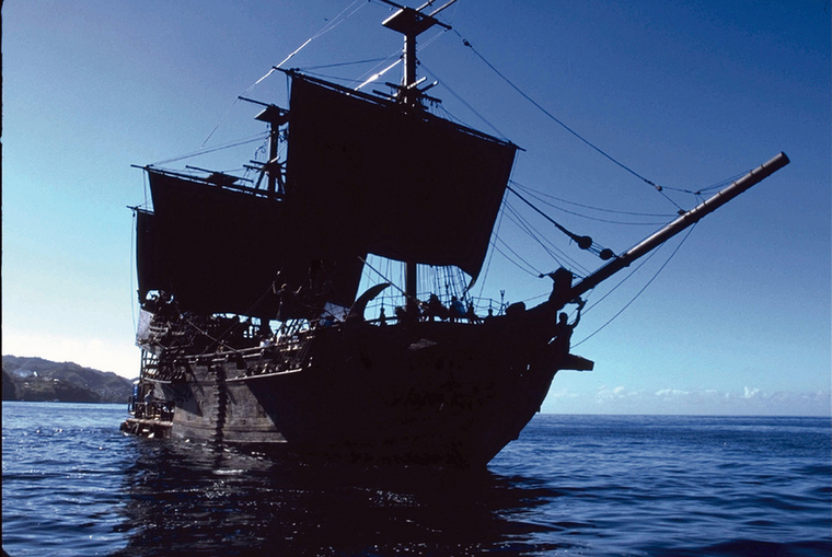 A Karib-tenger kalózai, 2003-2017.A Fekete Gyöngy egy fiktív Kelet-Indián Galleon.