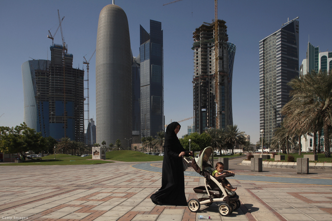 Egy anyuka a gyermekével sétál Dohában, Katarban