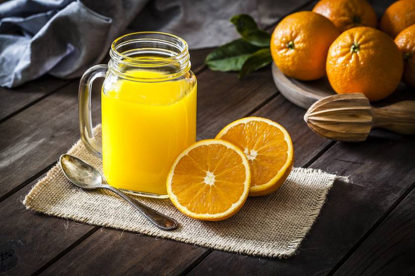 2,5 deciliter százszázalékos narancslével a napi C-vitamin-szükséglet közel 70 százaléka fedezhető. Az ital segíthet a gyulladás csökkentésében, a vesekövek megelőzésében. Ugyanakkor számos gyógyszer felszívódásának a hatékonyságát ronthatja, így nem ajánlott vele bevenni a készítményeket.