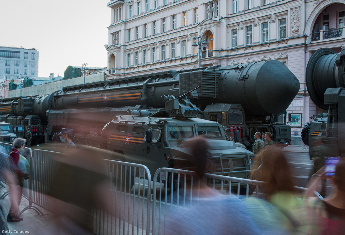 RS–24 Yars stratégiai nukleáris rakéta a moszkvai győzelemnapi katonai parádé próbáján 2020. június 17-én