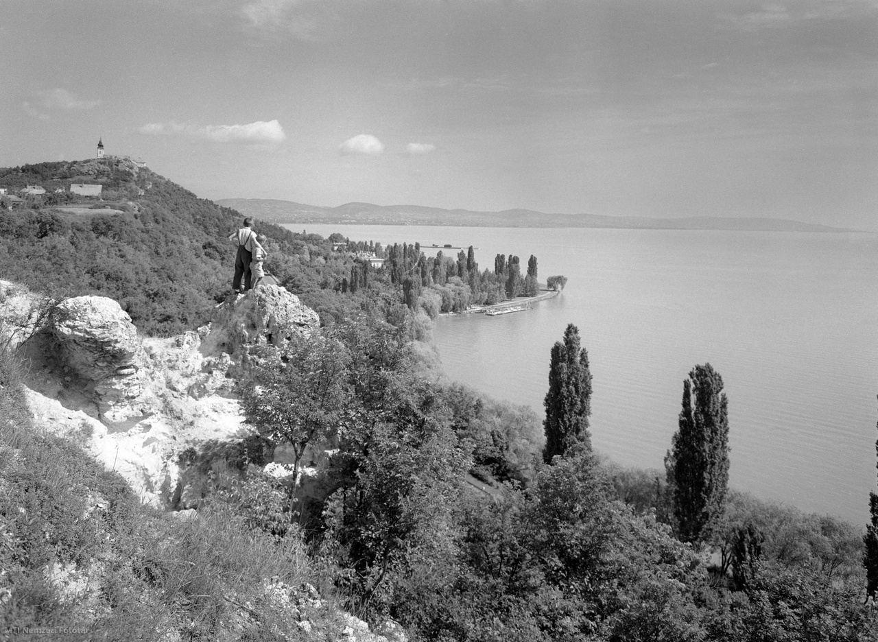 Balaton, 1954. június 22. Kirándulók gyönyörködnek a Balaton látványában a Tihanyi-félszigeten. Balra a tihanyi apátság.