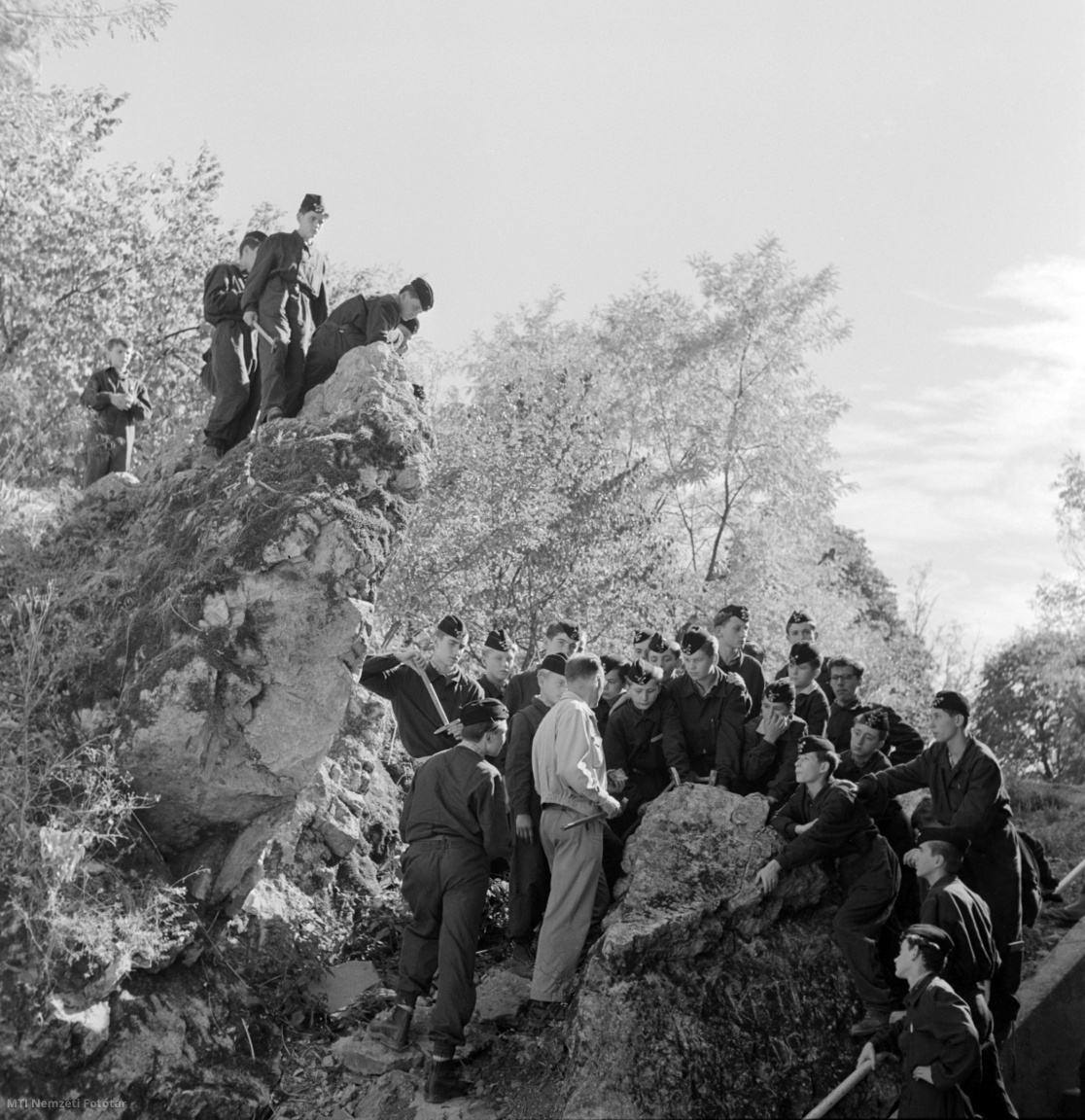 Aggtelek, 15 de septiembre de 1961. Bajo la dirección del maestro József Kovács, alumnos de la Escuela Geotécnica József Szabó aprenden la rama práctica de la geología en las rocas de la región kárstica de Aggtelek.