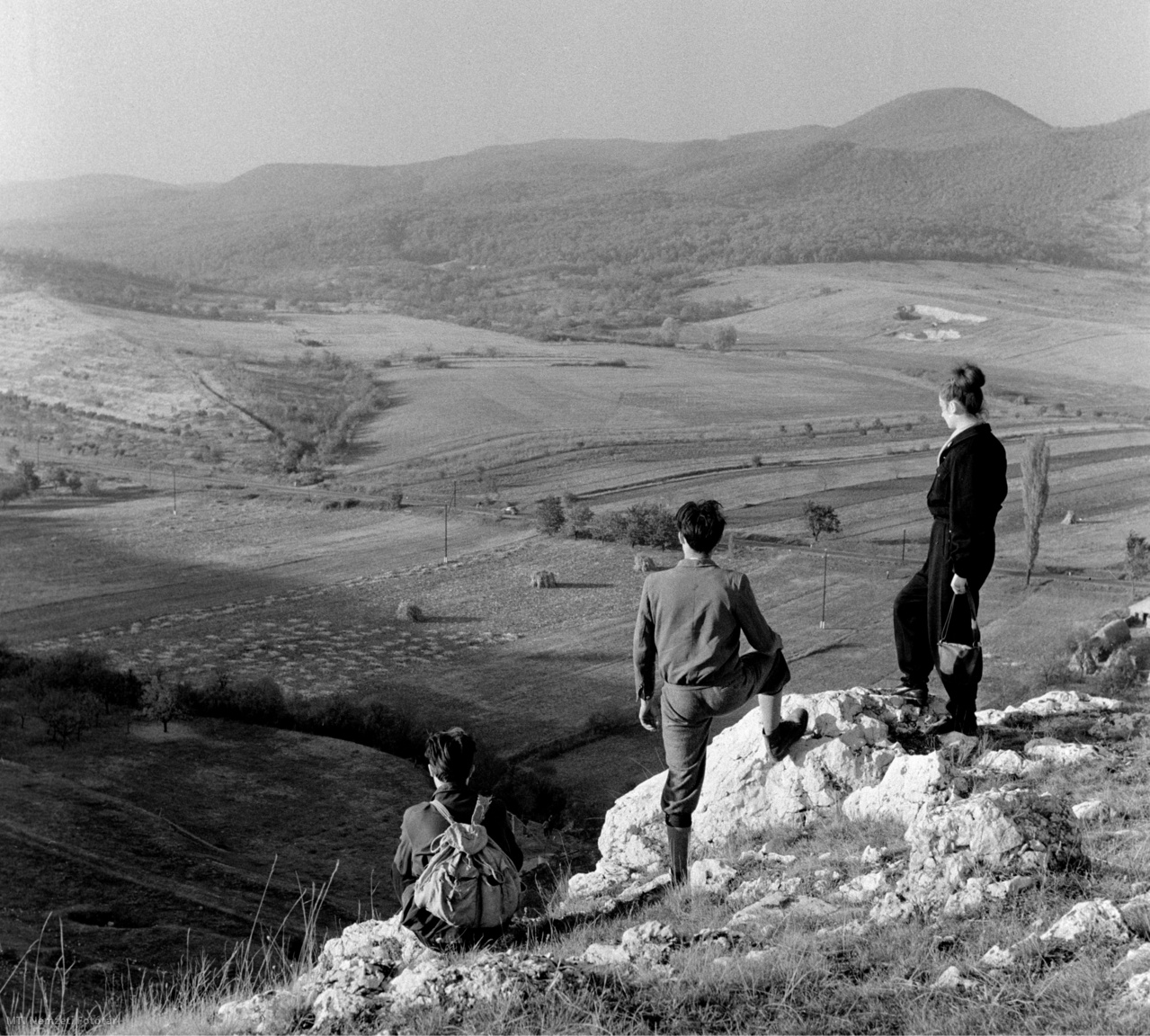 Magyarország, 1959. október 19. Kirándulók nézik a Párduclyukról a Csikóvárra nyíló kilátást a Pilis hegységben.