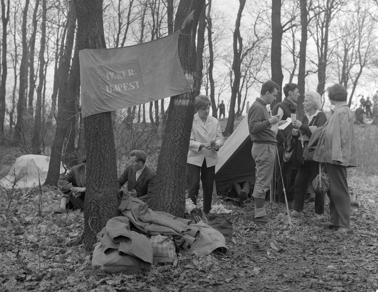 10 de abril de 1966. IV.  Excursionistas del barrio de Újpest.  La Asociación de Ecologistas de Budapest organizó su visita tradicional a Voroski Rock, donde los excursionistas depositaron ofrendas florales en el monumento conmemorativo soviético.