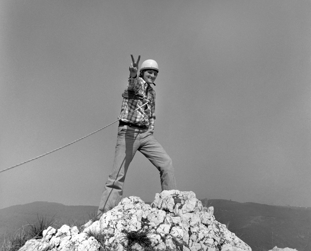 Pilisszentkereszt, 21 de septiembre de 1975. Lajos Soós, reportero gráfico de la Oficina de Telégrafos de Hungría (MTI) en el Mercy Memorial Tour organizado en Vaskapu en Pilis, en conmemoración de Emil Zsigmondi y otros escaladores húngaros fallecidos.  Más de 100 escaladores participaron en el recorrido, que fue organizado por el comité de escalada de la Sociedad Húngara para la Amistad de la Naturaleza.