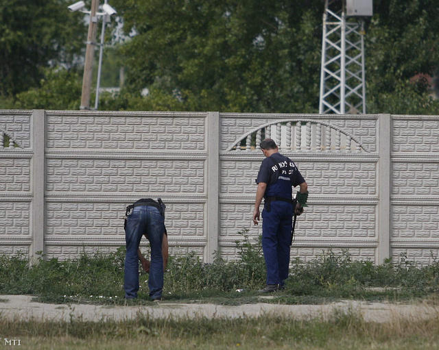 Helyszínelők dolgoznak Szigetszentmiklóson a Temető utcában.