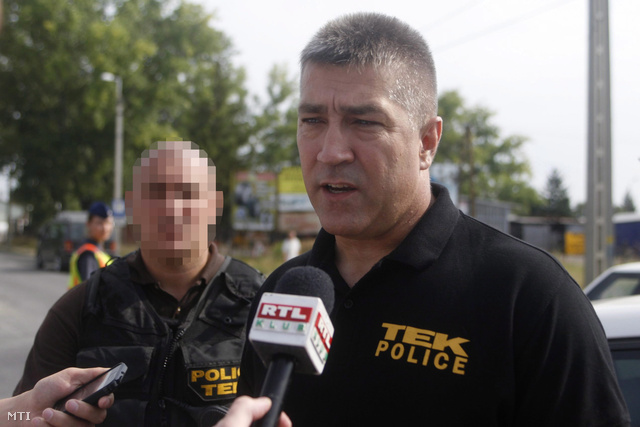 Hajdu János, a Terrorelhárítási Központ (TEK) főigazgatója (j) nyilatkozik a sajtónak Szigetszentmiklóson 2013. július 25-én.