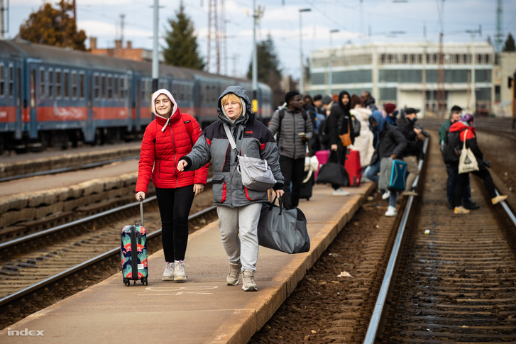 Menekültek érkeznek a záhonyi vasútállomásra 2022. március 3-án