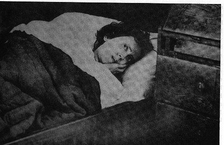 Karolina Olsson (1861–1950) ágyban, párnák közt
