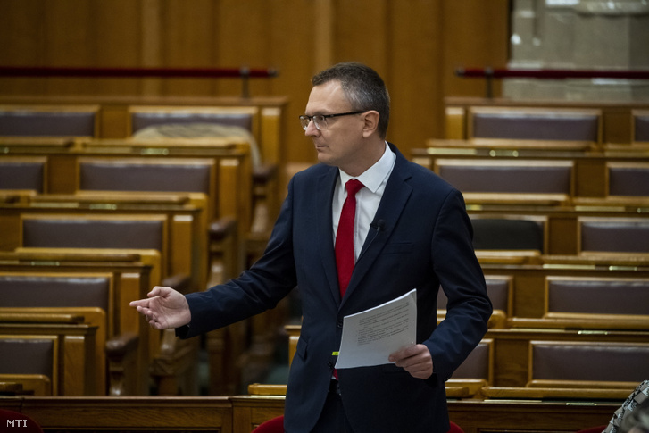 Rétvári Bence, a Belügyminisztérium parlamenti államtitkára napirend előtti felszólalásra válaszol az Országgyűlés plenáris ülésén 2022. október 10-én