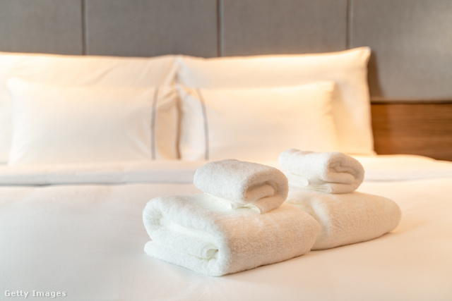 A szállodai szobákban elengedhetetlen kellék a fehér törülköző