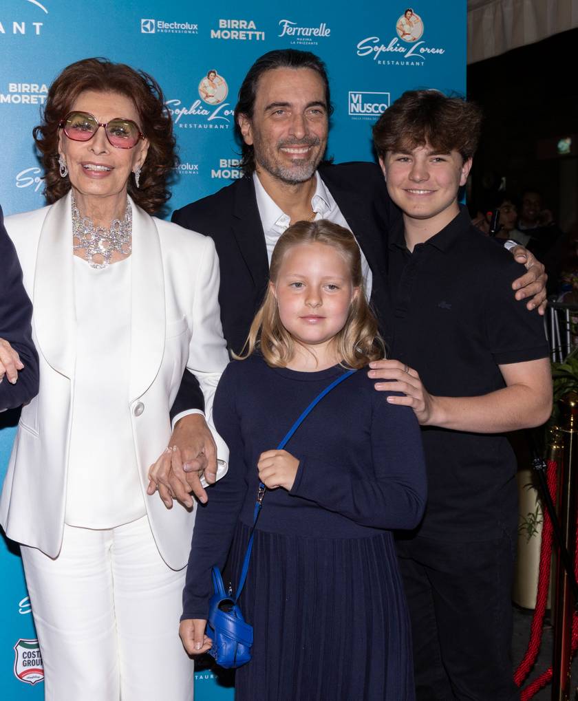 Sophia Loren fiával, Carlo Ponti Jr.-ral fotózkodott, a férfi két gyermeke, Vittorio és Beatrice is csatlakozott hozzájuk.