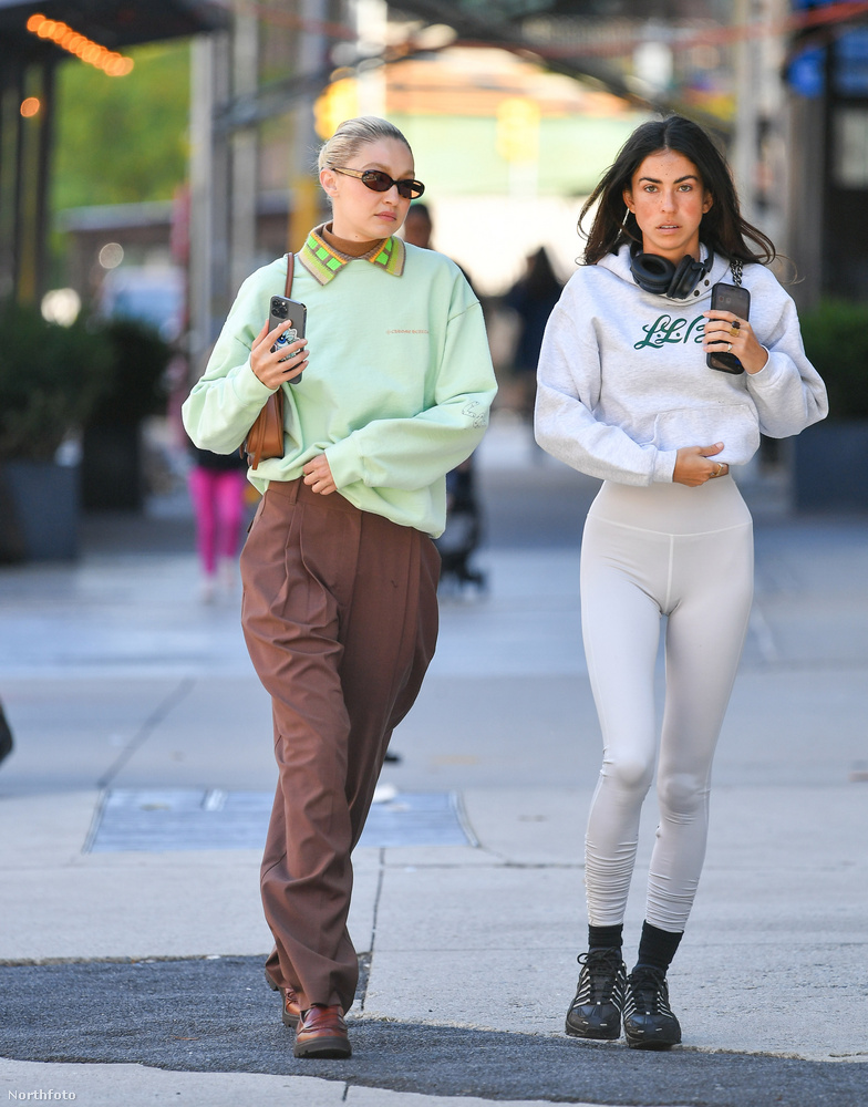 A világhírű modell, Gigi Hadid egy barátnőjével sétálgatott szintén a Nagy Almában