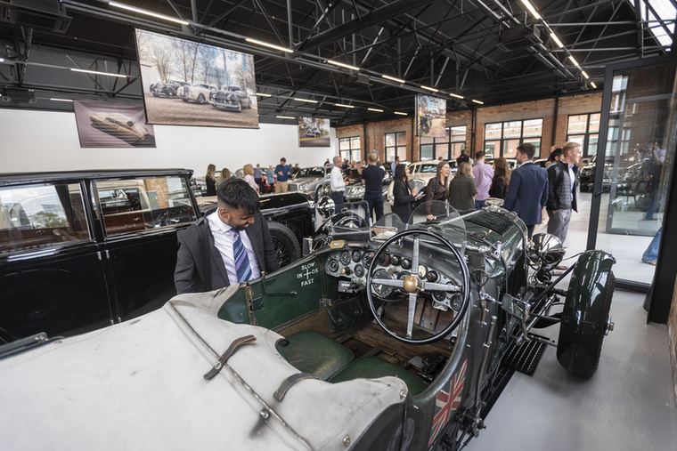 Az eddig is használt CW1 épületben 103 év történelmét mutatja be a Bentley, az új Heritage Garage pedig 42 autóból válogathat úgy, hogy később csak az 1946 után gyártott modellek kerüljenek ebbe a terembe