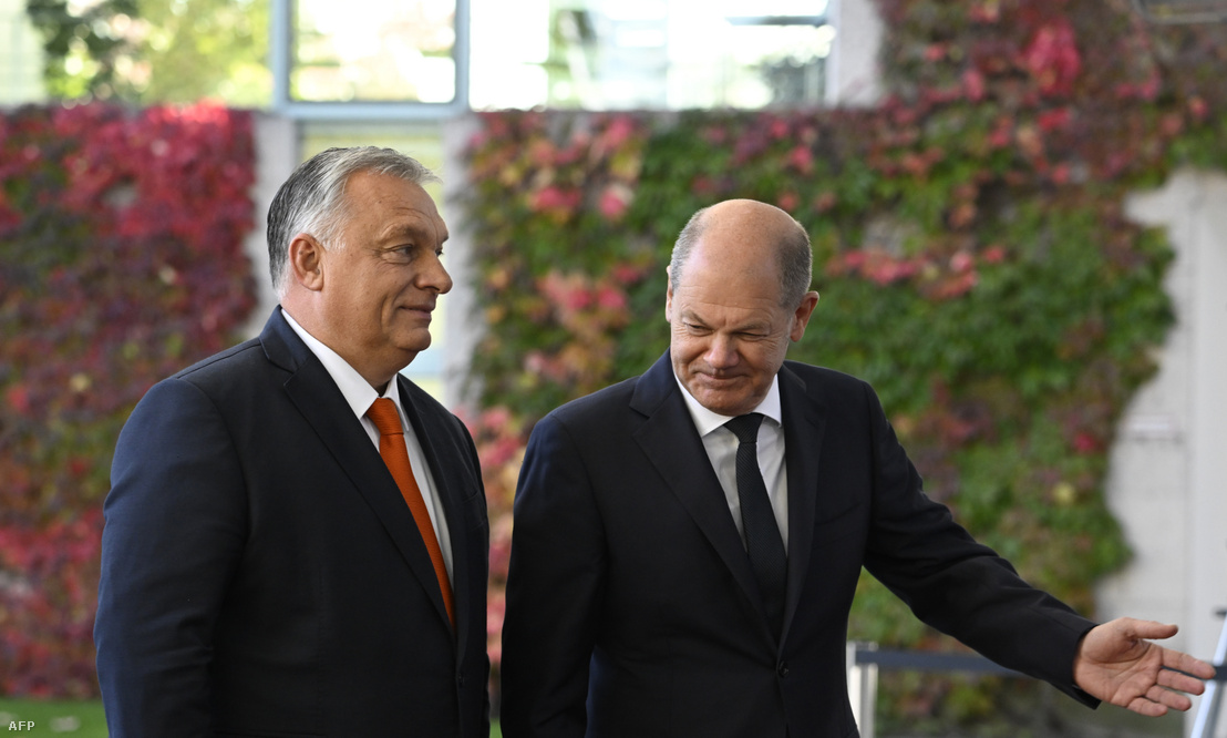 Olaf Scholz és Orbán Viktor Berlinben 2022. október 10-én