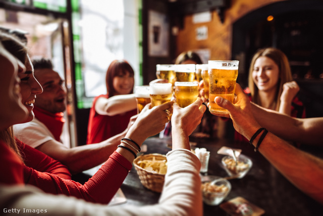 Az alkalmanként, társaságban elfogyasztott alkohol kevésbé tesz függővé bárkit is