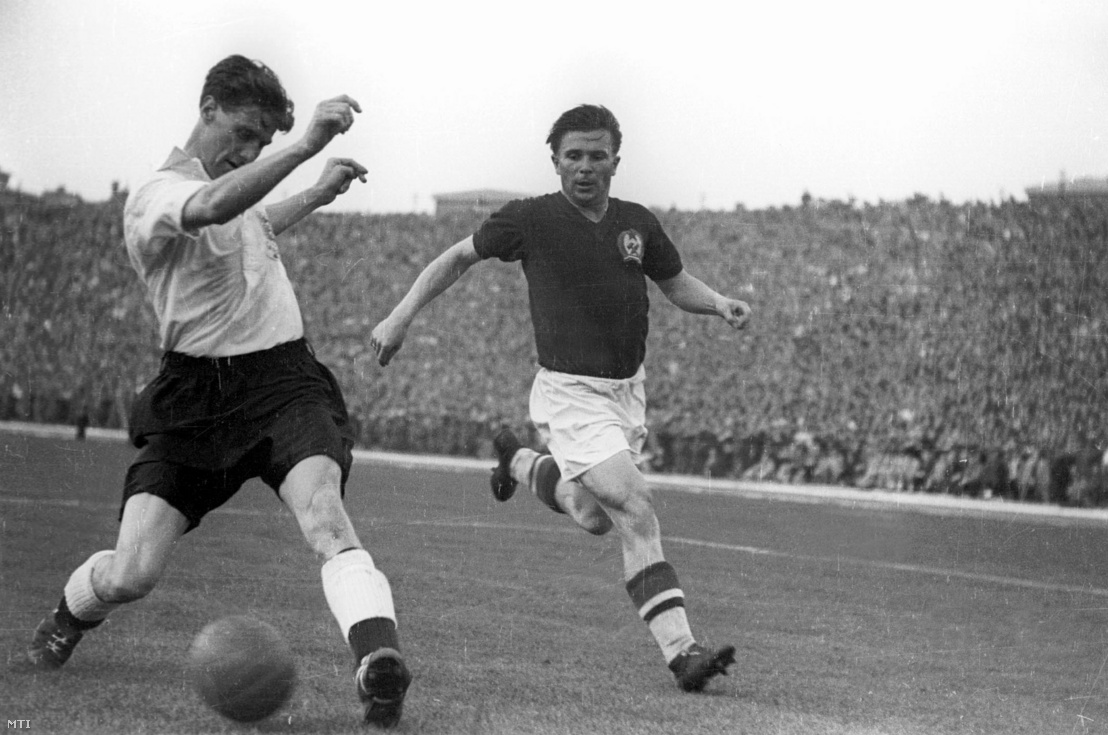 Magyarország–Anglia labdarúgó-mérkőzés. Harris és Puskás Öcsi párharca az 1954-es 7:1-es meccsen