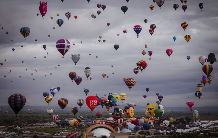 Több száz hőlégballon emelkedett a magasba az 50. Nemzetközi Hőlégballon Fesztiválon.