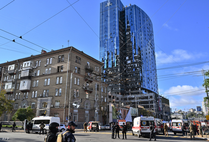 Orosz rakétatámadásban megrongálódott irodaház Kijevben 2022. október 10-én