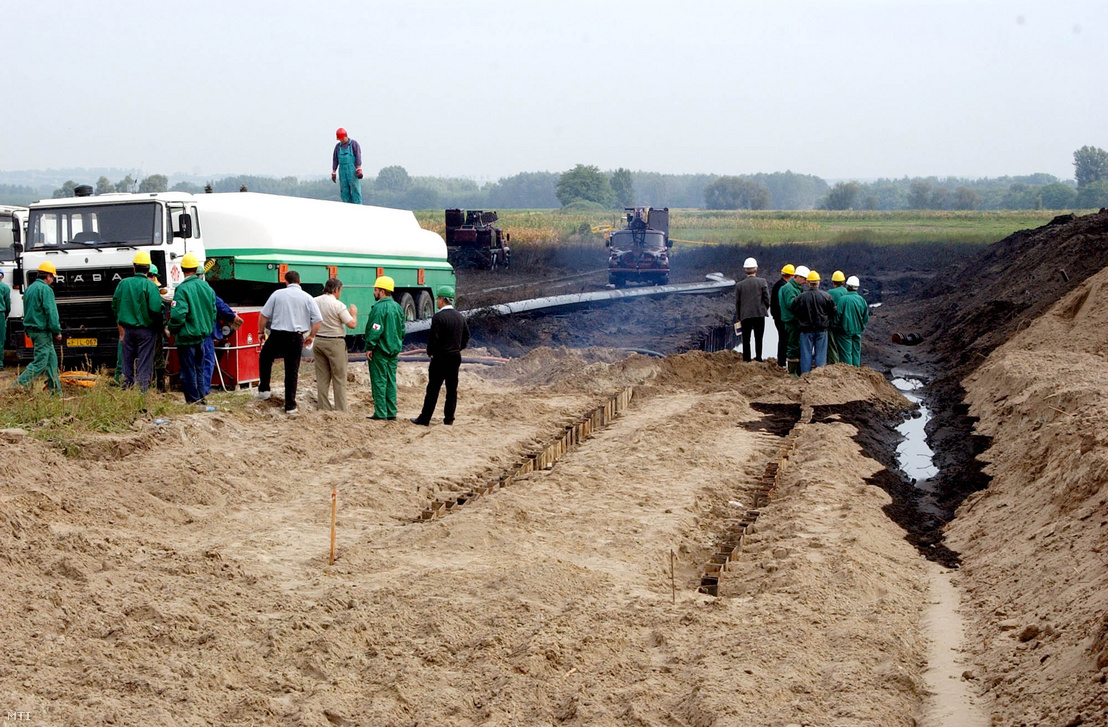 2002. szeptember 18-án eltörött a Barátság 1 kőolajvezeték mellékága Vecsésnél, emiatt olaj ömlött a települést Ecserrel összekötő útra