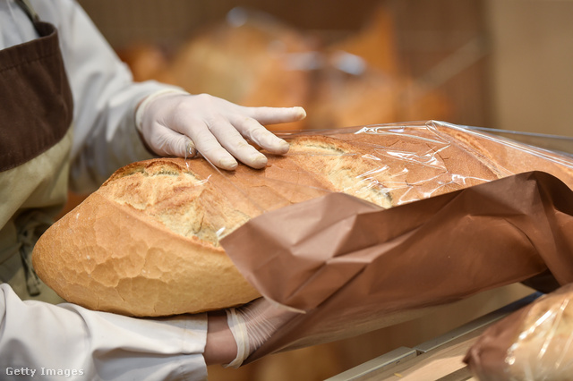 A frissen sült kenyér átnedvesedhet, majd megpenészedhet a műanyag zacskóban