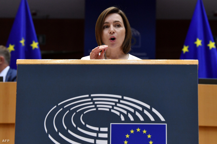 Maia Sandu moldovai elnök beszédet mond az ukrajnai háborúról és annak Moldovára gyakorolt hatásairól az Európai Parlament brüsszeli plenáris ülésén 2022. május 18-án