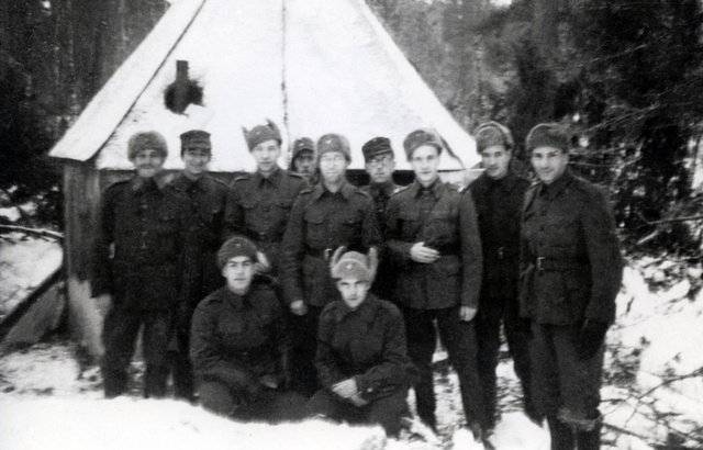 Finn zsidó katonák az imasátor előtt