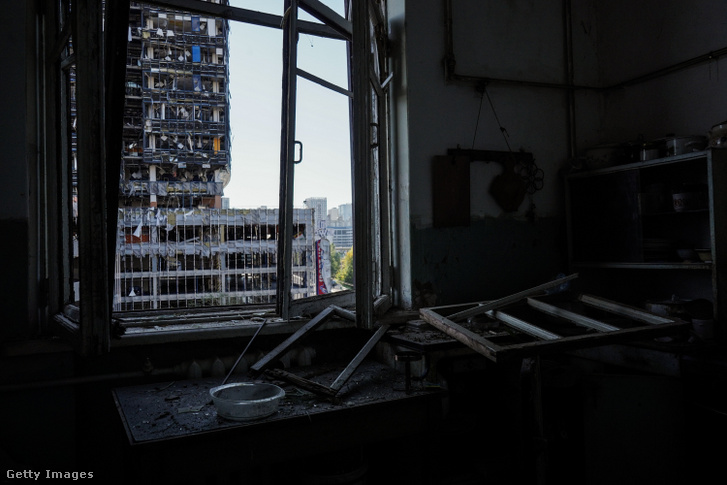 Orosz légicsapásban megsérült épület Kijevben 2022. október 11-én