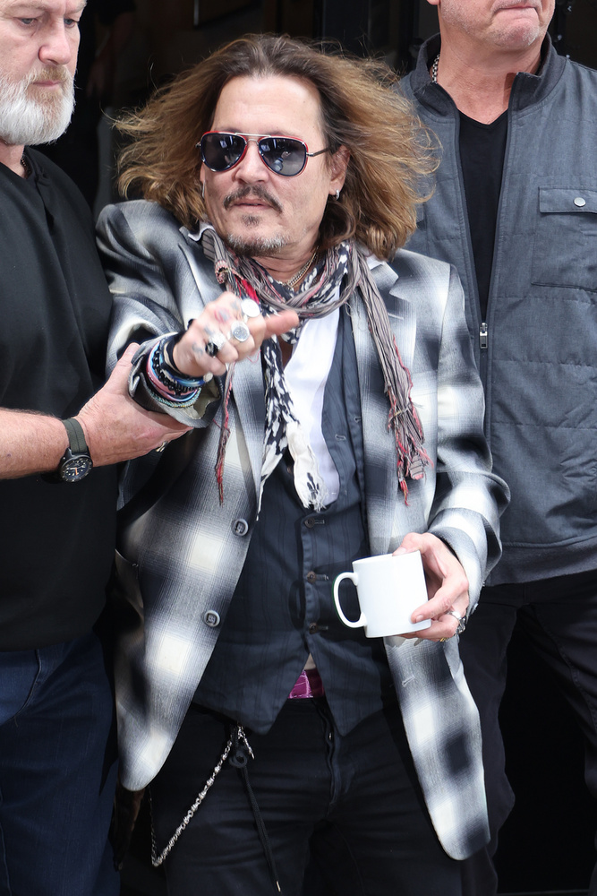 Johnny Depp legújabb zenei turnéjára megszabadult évtizedekig jellegzetes bajuszától és szakállától.