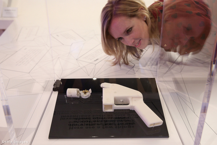 Egy finn újságíró által kinyomtatott és elsütött fegyver a 3D-nyomtatás jövőjét bemutató kiállításon Londonban, 2013 októberében