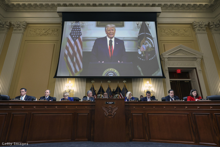 Donald Trump volt elnökről készült videót játsszanak le az amerikai Capitolium elleni január 6-i támadást kivizsgáló képviselőházi bizottság ülésén 2022. október 13-án Washington DC-ben